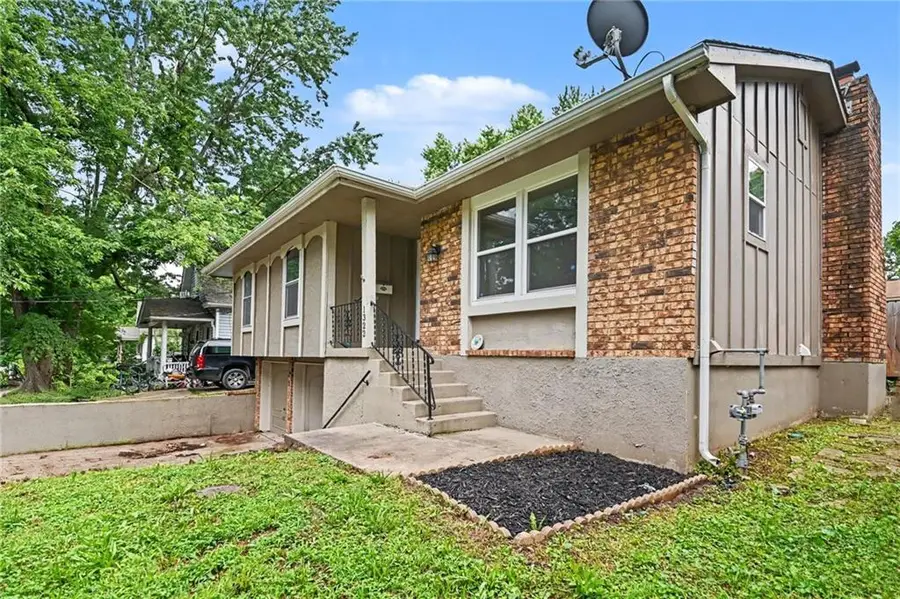 1322 S Hocker Avenue, Independence, MO 64055 - #2