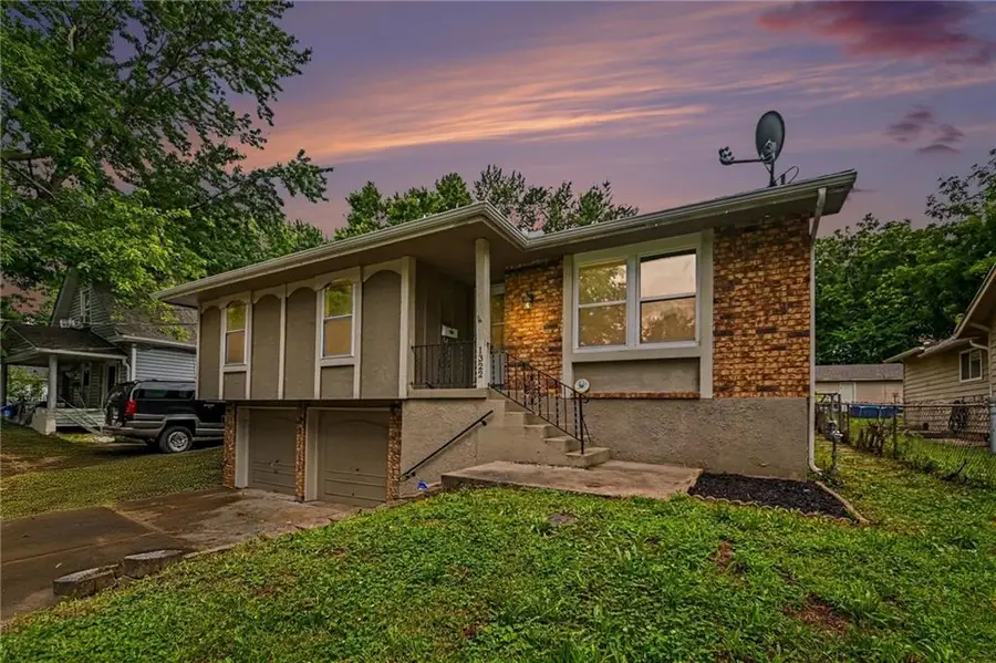 1322 S Hocker Avenue, Independence, MO 64055 - #3