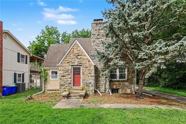 8115 Shawnee Drive, Overland Park, KS 66212