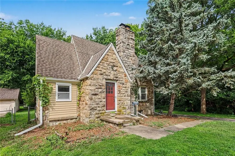 8115 Shawnee Drive, Overland Park, KS 66212 - #2