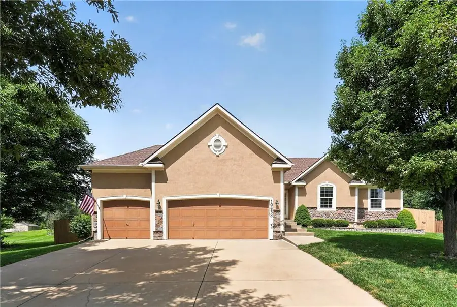 10658 S Emerald Street, Olathe, KS 66061 - #2