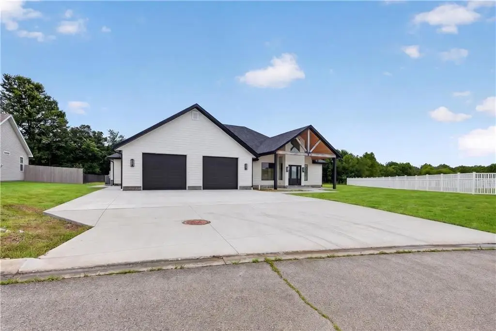 123 Vals Lane, Frontenac, KS 66762 - #1
