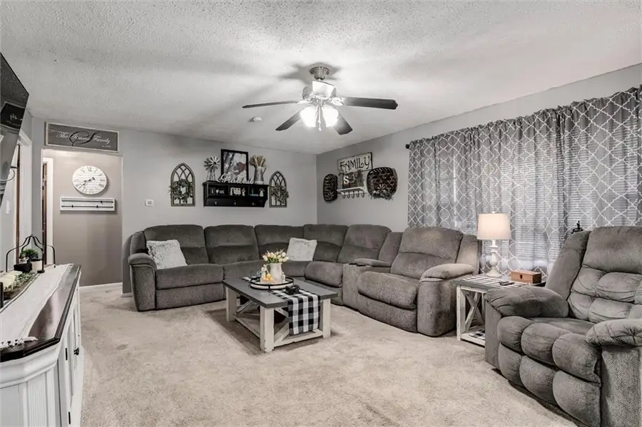 409 E Franklin Street, Pomona, KS 66076 - #3