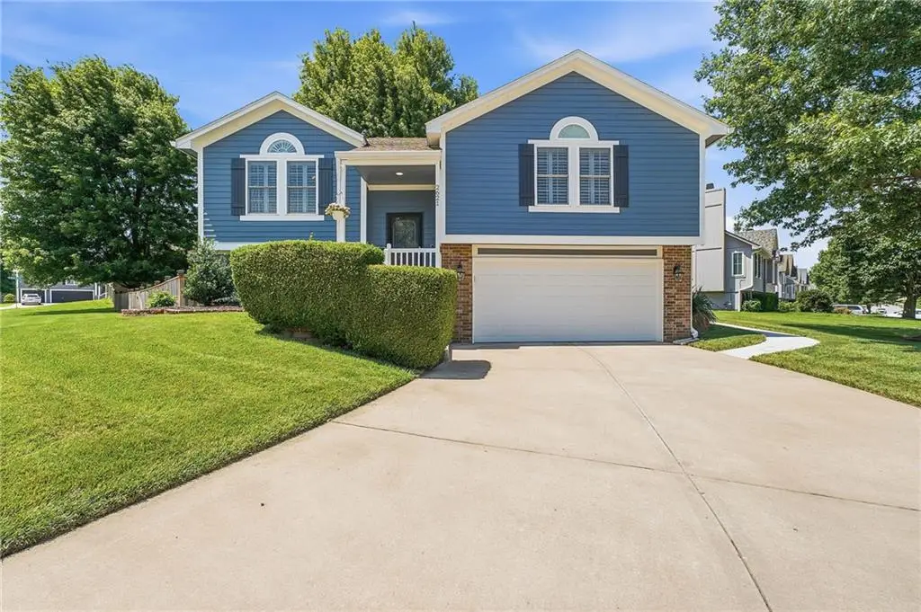 2621 NE Horseshoe Drive, Lees Summit, MO 64086 - #1