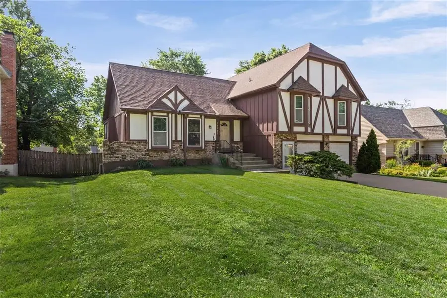 10245 Haskins Street, Overland Park, KS 66215 - #3