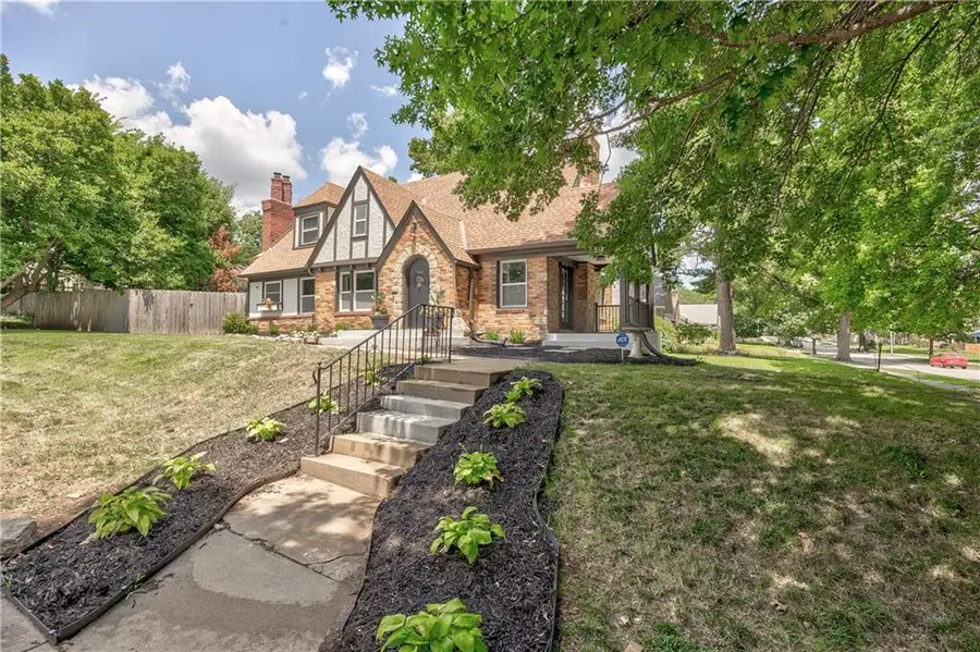 224 E Meyer Boulevard, Kansas City, MO 64113 - #2