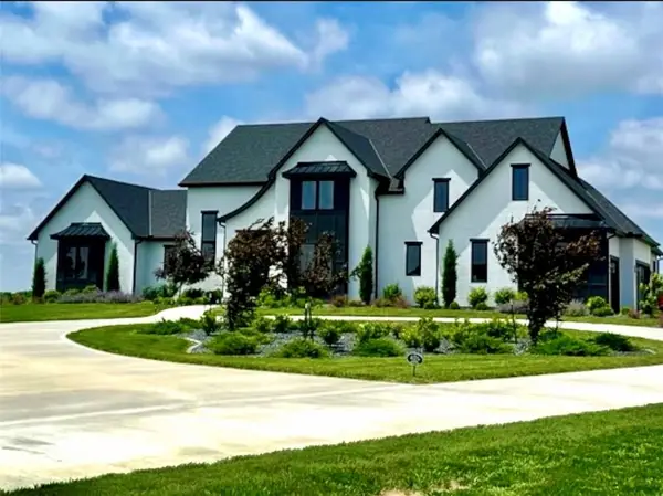 10504 Stonehaus Drive, Lee's Summit, MO 64086