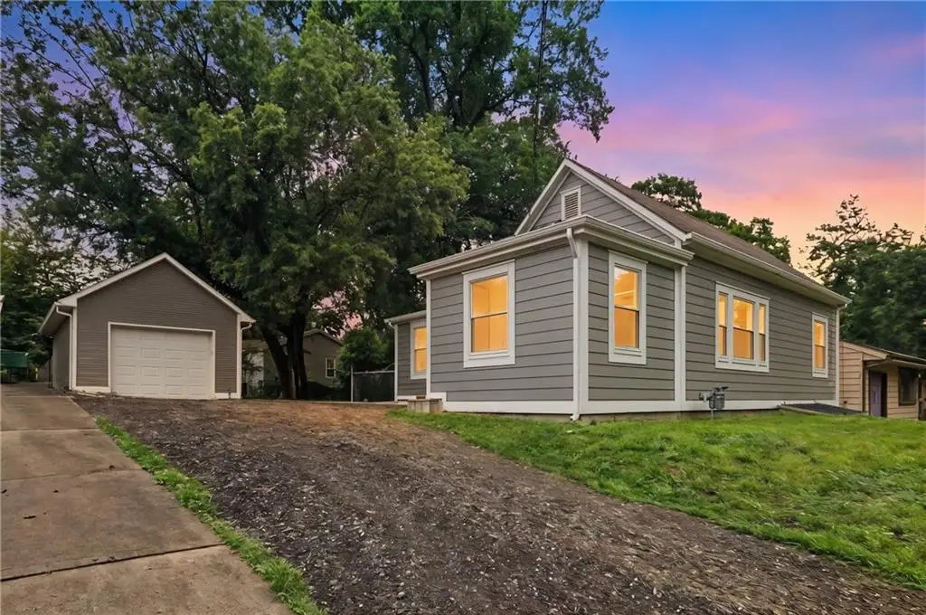 602 4th Street, Weston, MO 64098 - #1