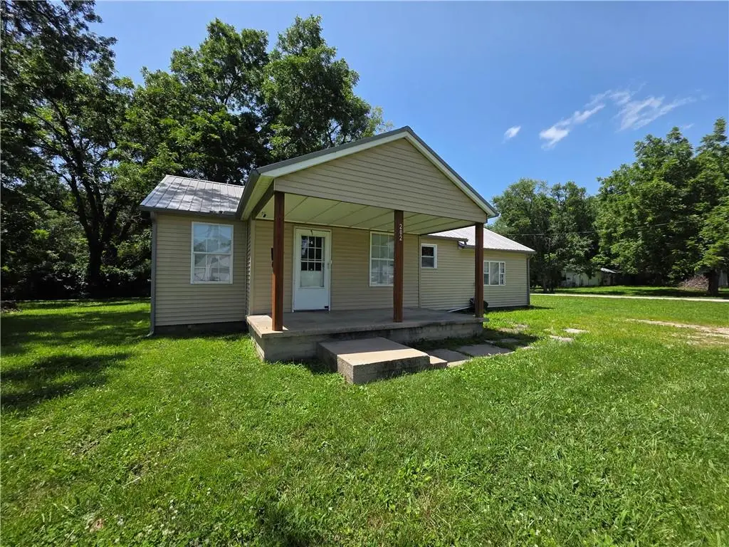 202 S 7th Street, Lacygne, KS 66040 - #1