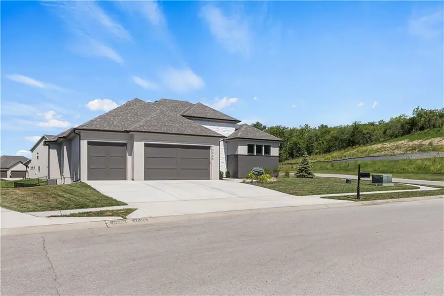 13305 Golden Oak Court, Parkville, MO 64152 - #2