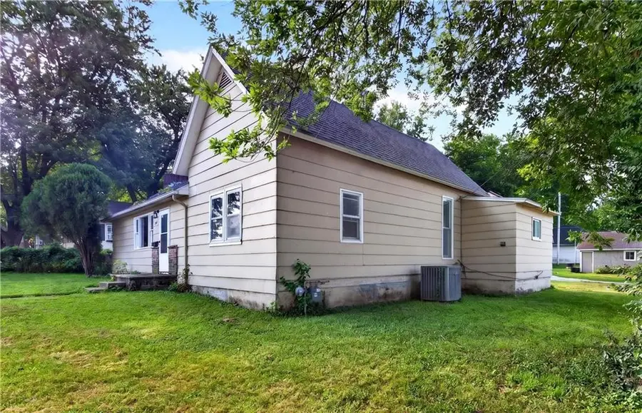 935 W Walnut Street, Nevada, MO 64772 - #2