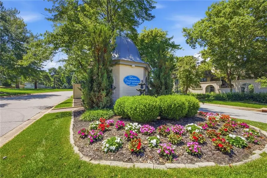 10704 Glenwood Street #E, Overland Park, KS 66211 - #2