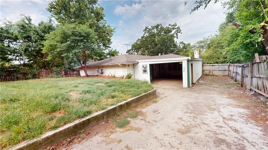 811 S Main Street, Nevada, MO 64772 - #3