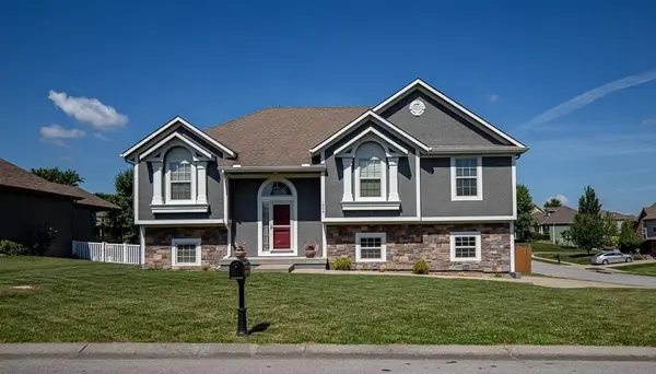 1000 SW Redbud Circle, Oak Grove, MO 64075