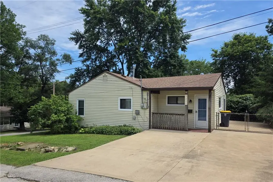 9226 Walnut Street, Kansas City, MO 64114 - #3