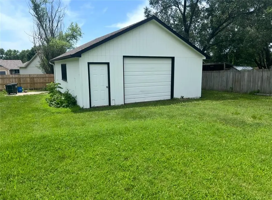 905 E Osage Street, Paola, KS 66071 - #2