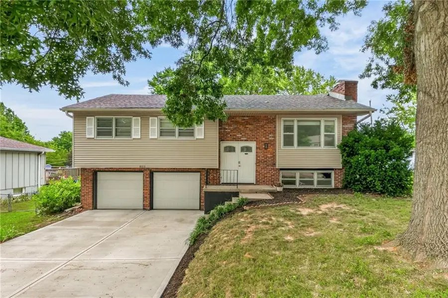 8815 N Kenwood Avenue, Kansas City, MO 64155 - #2