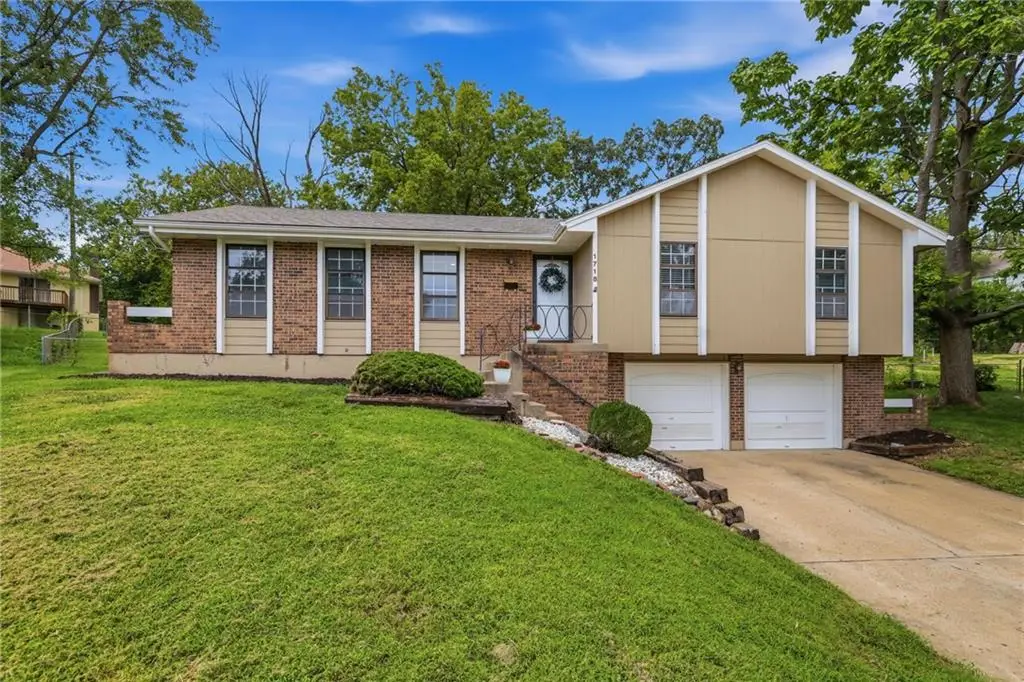 1718 E 97th Terrace, Kansas City, MO 64131 - #1