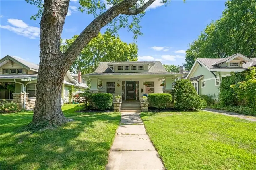 5733 Kenwood Avenue, Kansas City, MO 64110 - #2