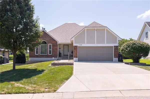 1306 SW Stonecreek Drive, Blue Springs, MO 64015