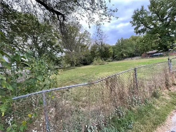7039, 7041, 7043 College Avenue, Kansas City, MO 64132