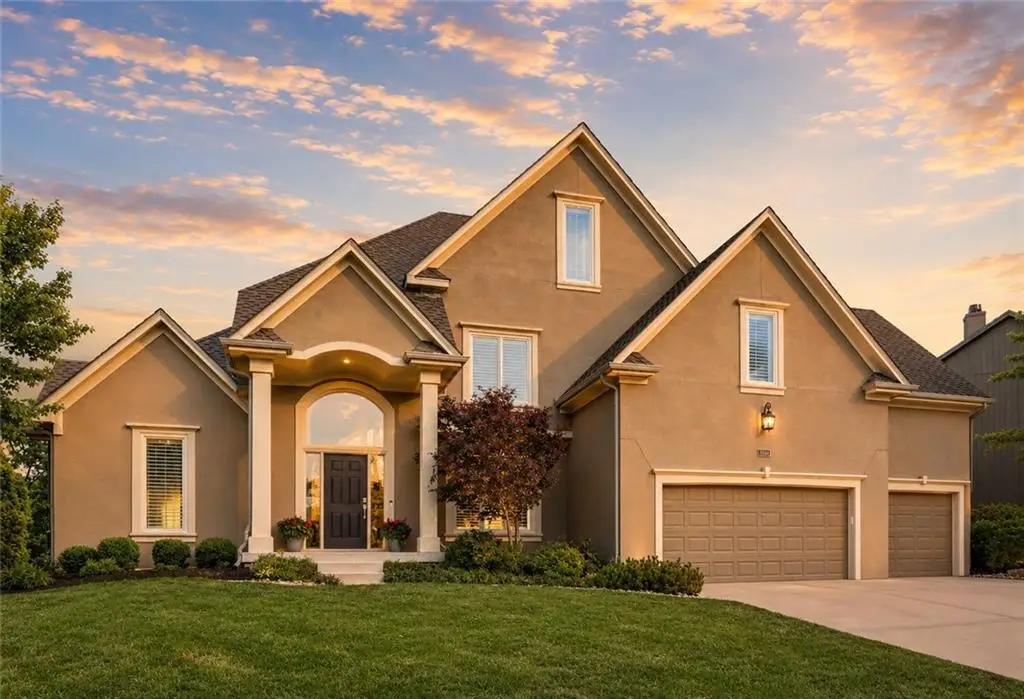 8101 Park View Drive, Parkville, MO 64152 - #1