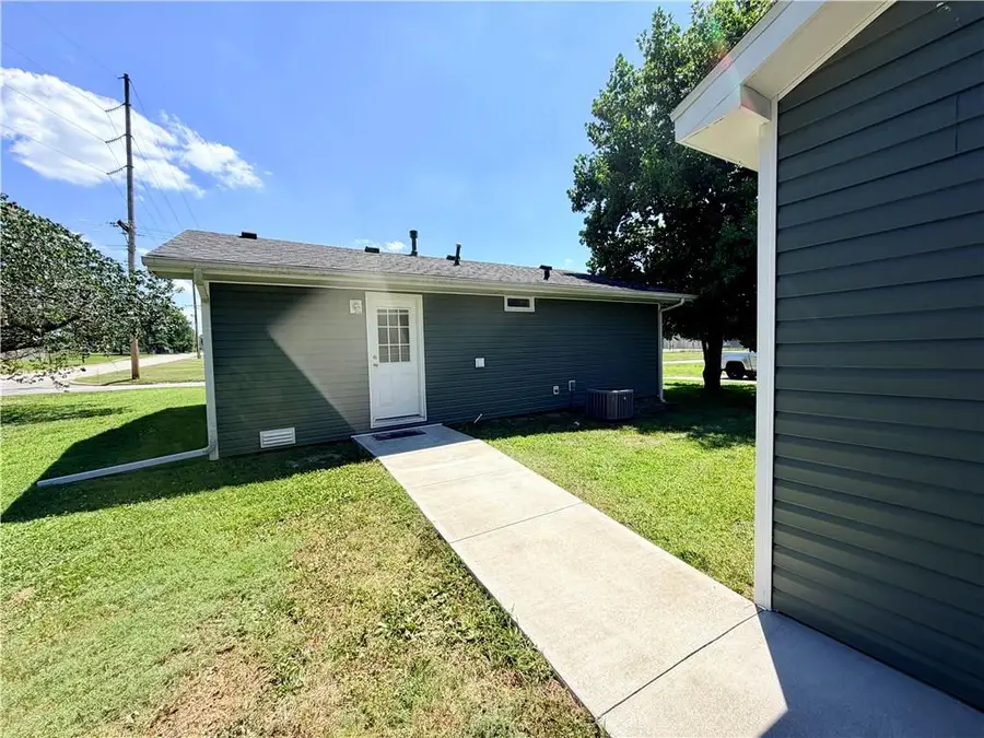 1402 W Walnut Street, Nevada, MO 64772 - #2