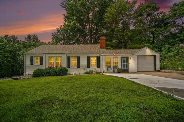 8409 NW Hilltop Road, Parkville, MO 64152