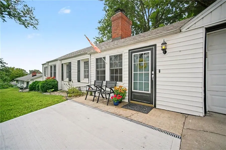 8409 NW Hilltop Road, Parkville, MO 64152 - #2