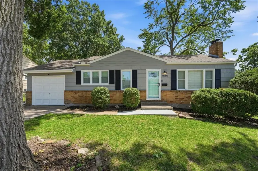 7423 Glenwood Lane, Overland Park, KS 66204 - #2