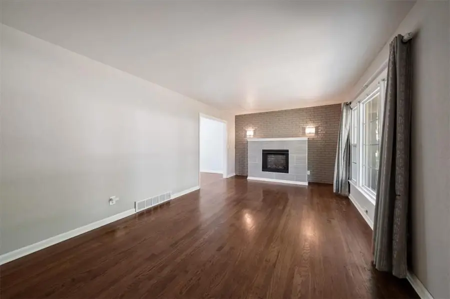 9004 Belleview Avenue, Kansas City, MO 64114 - #3