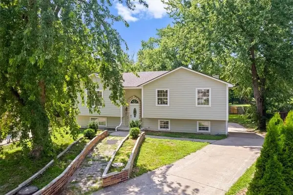 318 SE Bent Tree Drive, Blue Springs, MO 64014