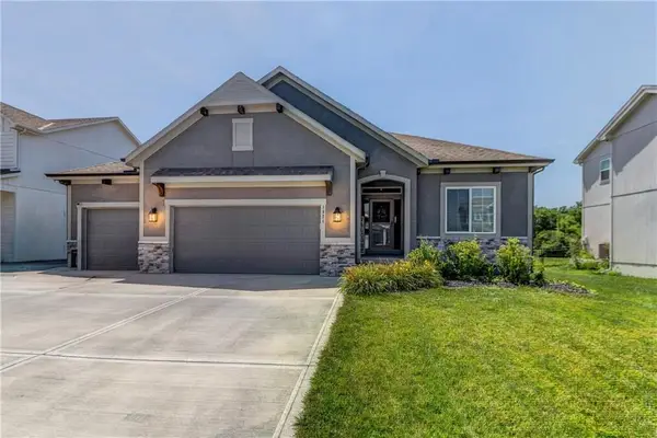 1821 NE Ravenwood Drive, Lee's Summit, MO 64086