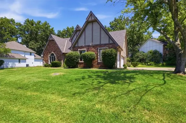 2227 SW Park Avenue Circle, Blue Springs, MO 64014