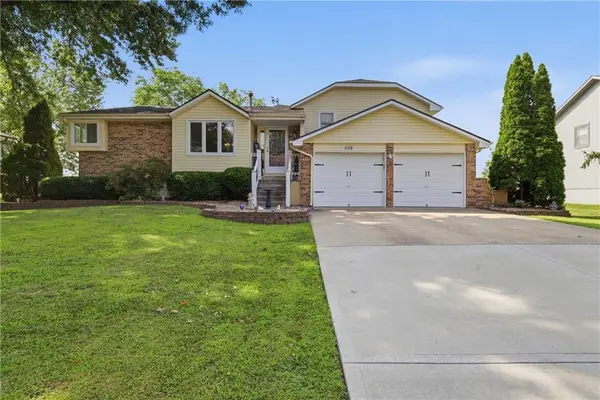 106 SE Williamsburg Drive, Blue Springs, MO 64014