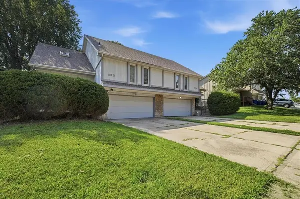 612 SE Kristi Lane, Lee's Summit, MO 64063