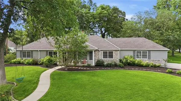 9012 Cherokee Lane, Leawood, KS 66206