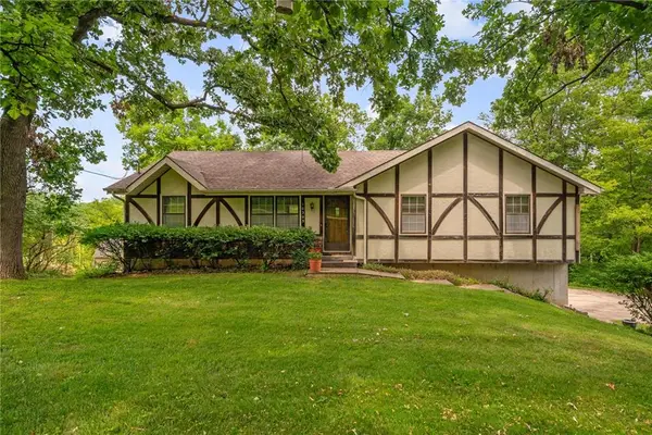 10305 NW Meadow Lane Circle, Kansas City, MO 64152