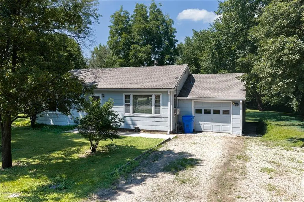 127 W 3rd Street, Tonganoxie, KS 66086 - #1