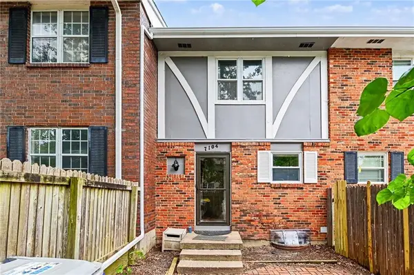 7104 NW Chapel Woods Lane, Kansas City, MO 64152