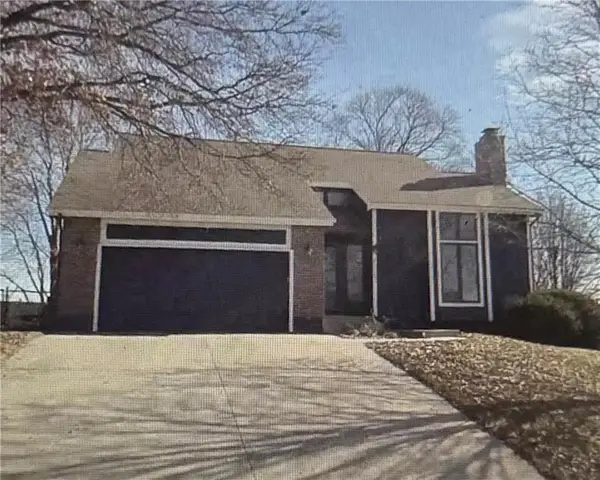 6111 Pine Ridge Road, Parkville, MO 64152
