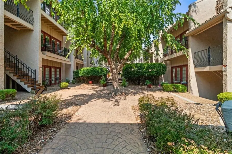 1111 W 46th Street #24, Kansas City, MO 64112 - #2
