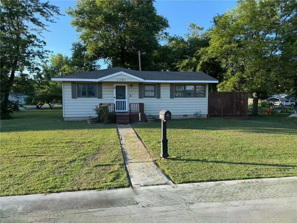 1201 E Sycamore Street, Columbus, KS 66725 - #1