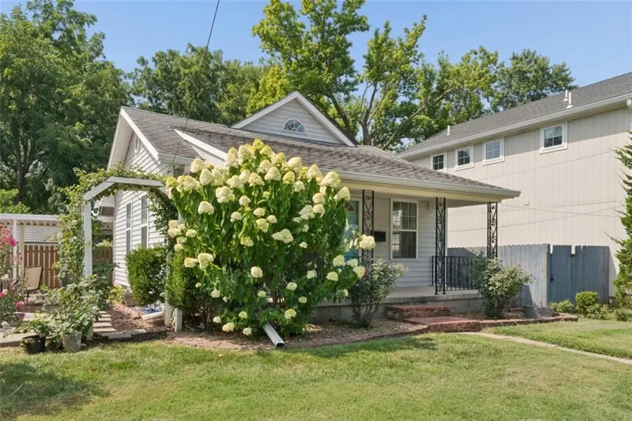 601 W 77th Street, Kansas City, MO 64114 - #2