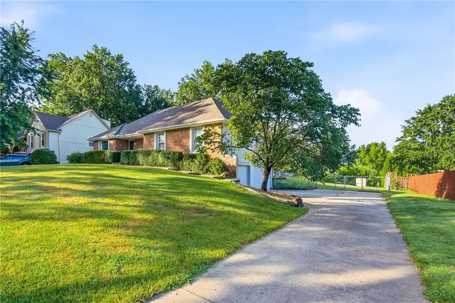 110 W Lexington Drive, Blue Springs, MO 64015 - #3