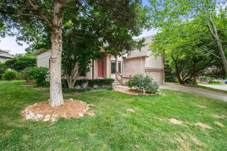 2823 S Stoneridge Drive, Blue Springs, MO 64015 - #2