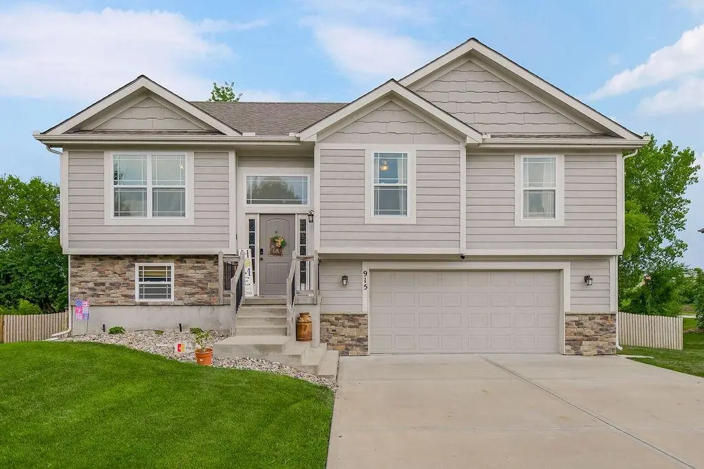 915 W 7th Avenue, Kearney, MO 64060 - #1