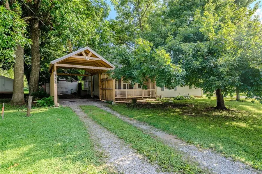 325 W Montgomery Street, Thayer, KS 66776 - #2