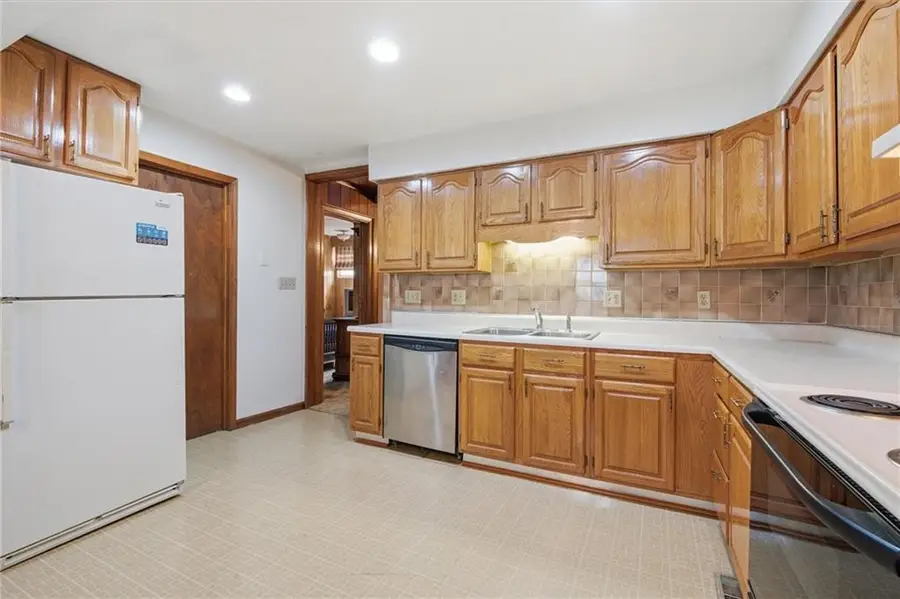 3914 Sunrise Drive, Kansas City, MO 64123 - #3
