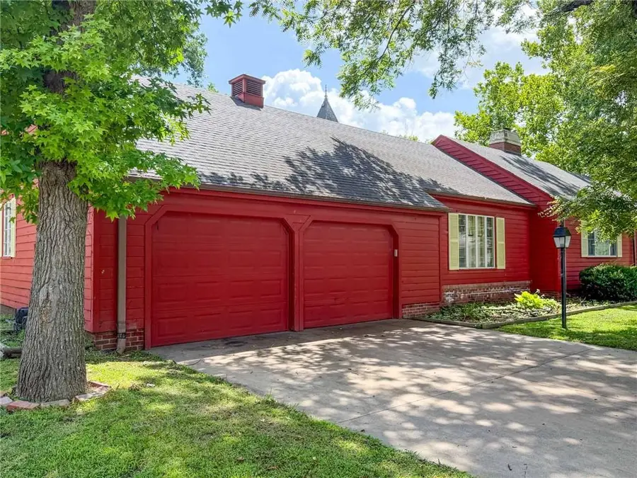 401 E Broadway Street, Iola, KS 66749 - #3